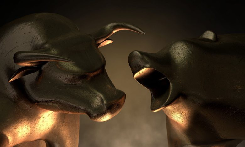 Dogecoin et XRP plongent de 7 % alors que les inquiétudes concernant les tarifs affectent les marchés ; l'expiration des options Bitcoin approche.