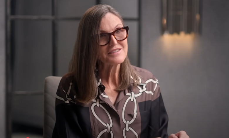 Bitcoin prêt pour un reajustement dramatique, prédit Cathie Wood.